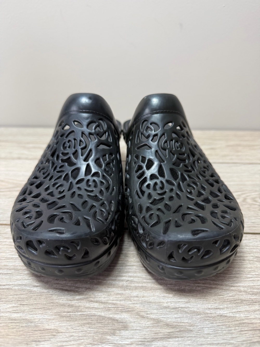 Dansko Pippa Molded Plastic Rubber Cut Out Clog Shoe Black Womens Size 39 US 8.5 - Picture 2 of 8